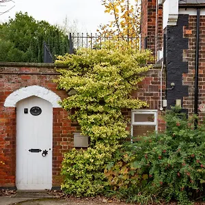 https://chocbox-cottage-2-bedroom-chocbox-cottage-with-hottub.yorkshirehotels.net